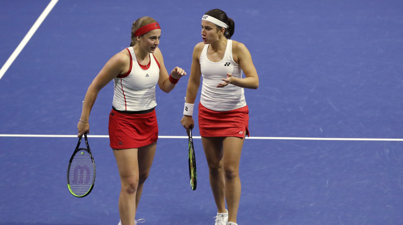 Aļona Ostapenko un Anastasija Sevastova Latvijas izlasē. Foto: AP/Scanpix