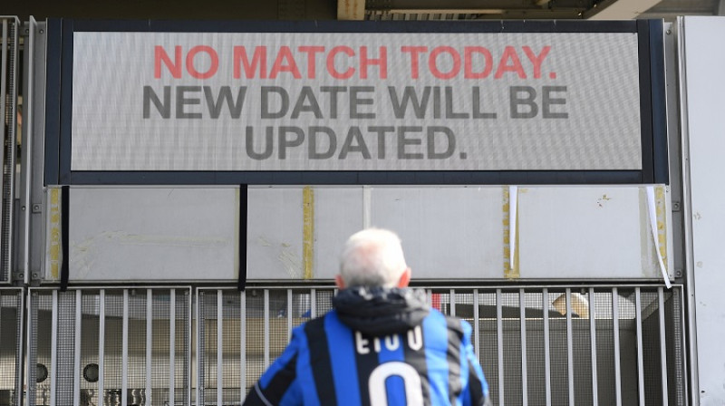 Līdzjutējs pie "San Siro" stadiona Milānā 2020. gada 23. februārī. Foto: Reuters/Scanpix