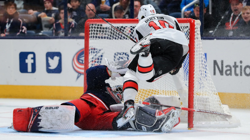 Elvis Merzļikins sadursmes brīdī. Foto: USA Today Sports/Scanpix