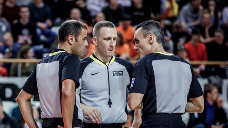 Mārtiņš Kozlovskis (vidū) Eiropas čempionāta atlases spēlē Nīderlandē. Foto: FIBA