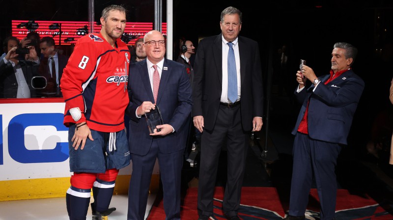 Bils Deilijs sveic Aleksandru Ovečkinu ar 700. vārtiem NHL. Foto: USA Today Sports/Scanpix