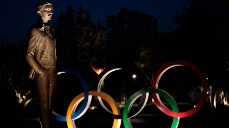Pjēra de Kubertēna statuja blakus olimpiskajiem riņķiem. Foto: AFP/Scanpix