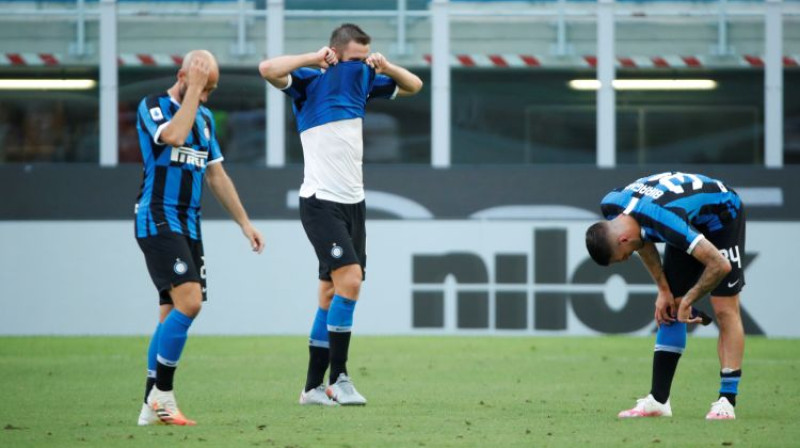 Milānas "Inter" spēlētāji slēpj sejas. Foto: Reuters/Scanpix