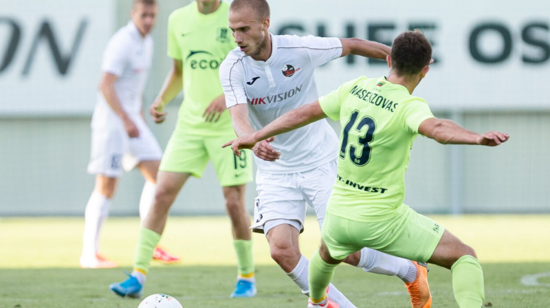 Gļebs Kļuškins (baltajā formā) ar bumbu. Foto: FK Sūduva