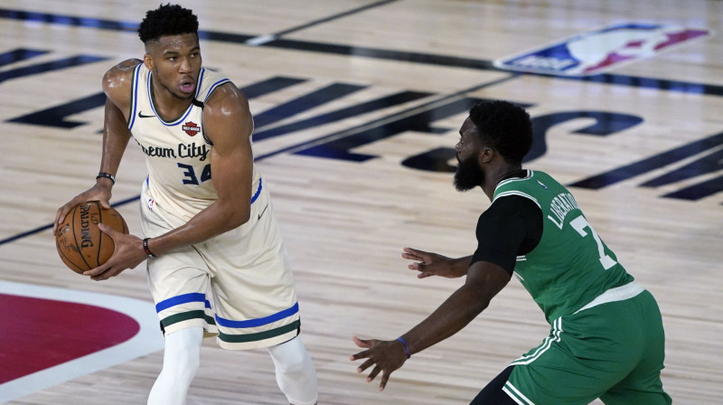 Jannis Adetokunbo un Džeilens Brauns. Foto: USA Today sports/Scanpix