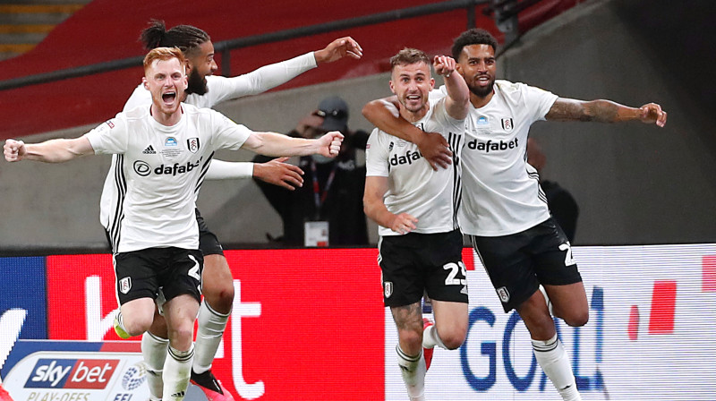 Džo Braiens (centrā) un ''Fulham'' futbolisti līksmo. Foto: Action Images via Reuters/Scanpix