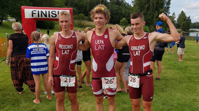 Danila Proščinko (no kreisās), Artūrs Liepa un Sandis Kornijenko. Foto: Latvijas Triatlona federācija