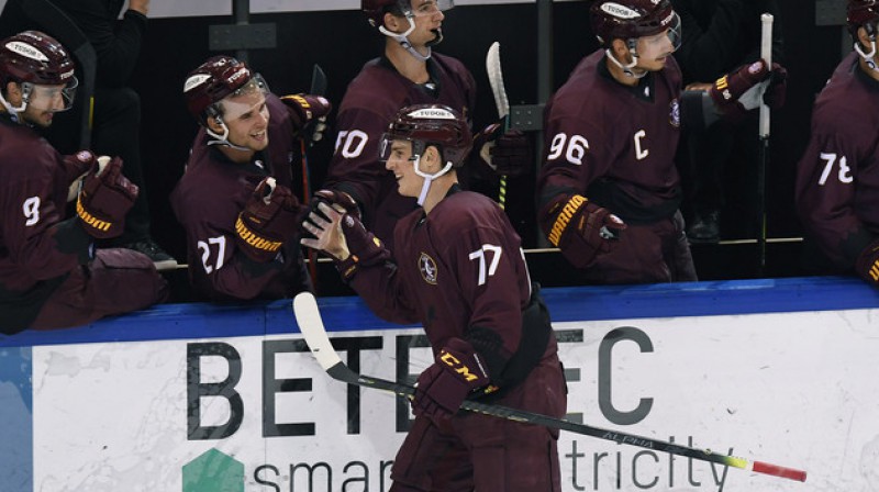 Deniss Smirnovs (#27) un Nils Sējējs (#77). Foto: Eric Lafargue / gshc.ch