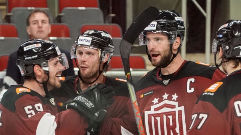 Rīgas "Dinamo" kapteinis Lauris Dārziņš un komandas biedri. Foto: KHL