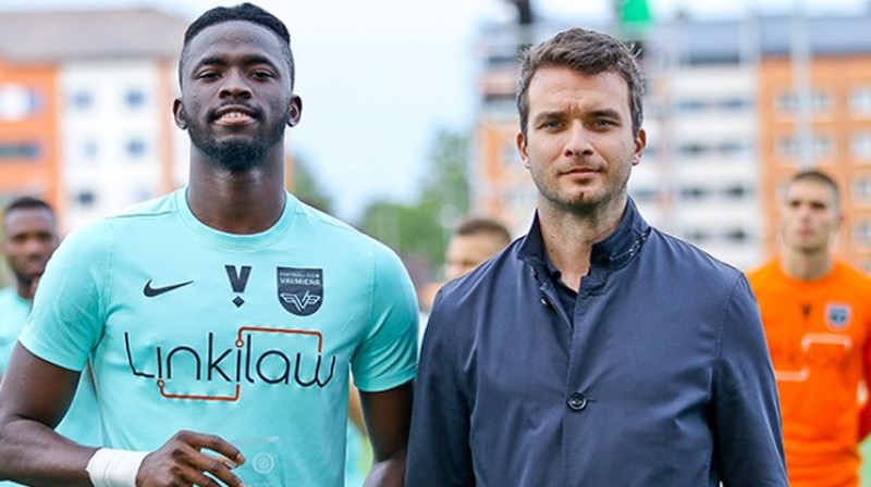 Tolu Arokodare un Virslīgas izpilddirektors Ainārs Dakša. Foto: optibetvirsliga.com