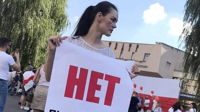 Aleksandra Sitņikova ar plakātu: "Nē spīdzināšanām, arestiem, represijām". Foto: Twitter