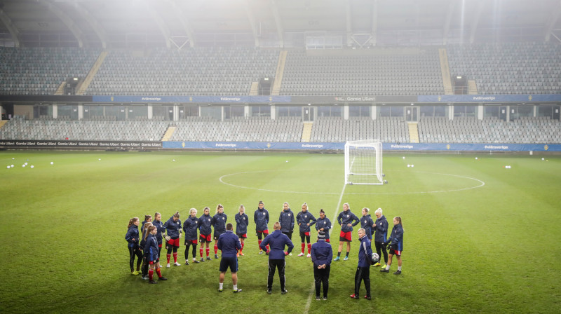 Latvijas sieviešu izlase "Gamla Ullevi" stadionā Gēteborgā / Foto: TT News/Scanpix