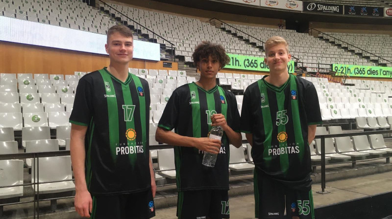 Krišs Helmanis kopā ar citiem "Joventut" jaunajiem spēlētājiem. Foto: Esports BDNcom