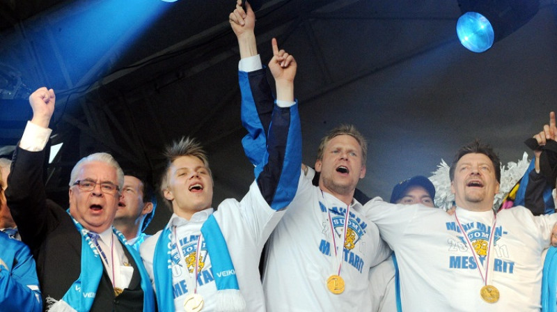 Kalervo Kummola 2011. gada 16. maijā Helsinkos pēc Somijas uzvaras pasaules čempionātā. Foto: Reuters/Scanpix