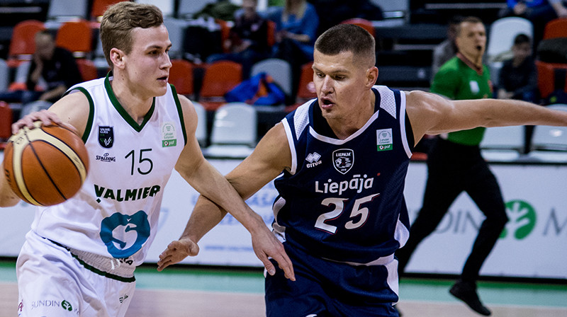 Eduards Hāzners aizsardzībā pret Valteru Vēveri. Foto: Jānis Lārmanis