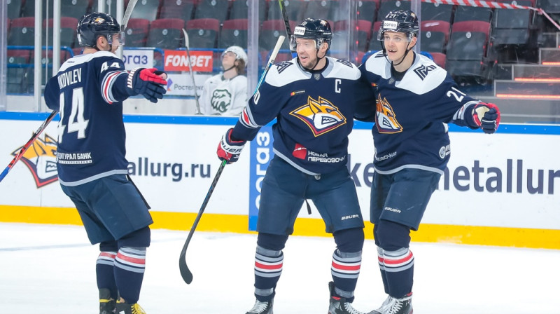 Magņitogorskas "Metallurg" hokejisti svin vārtu guvumu. Foto: metallurg.ru