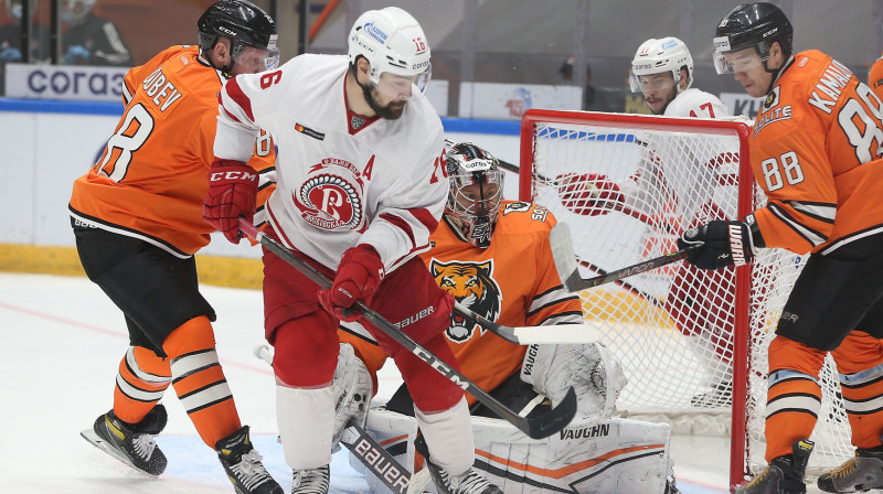 Kaspars Daugaviņš (Nr. 16) cīņā Habarovskas "Amur" vārtu priekšā. Foto: hcamur.ru