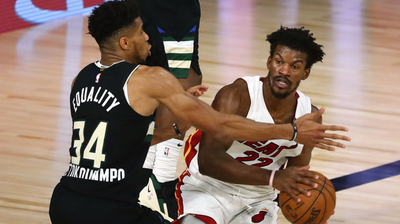 Jannis Adetokunbo un Džimijs Batlers. Foto: USA Sports Today/Scanpix