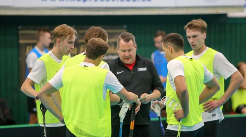 Izlases galvenais treneris Arto Rīhimeki treniņa laikā. Foto: Ritvars Raits, floorball.lv