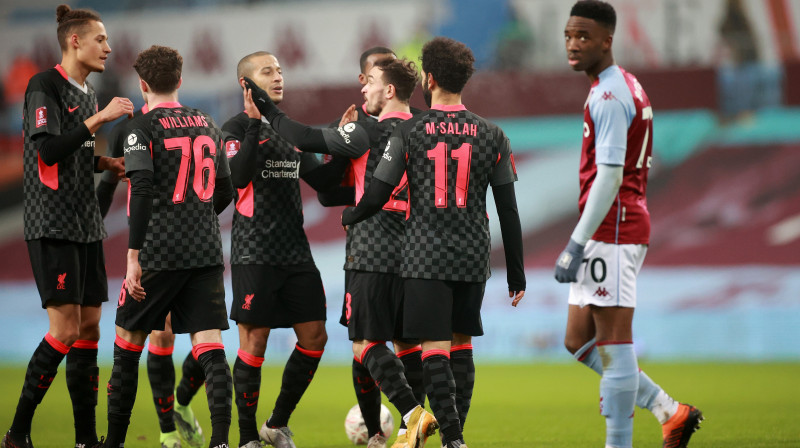 "Liverpool" futbolisti, atzīmējot ceturto vārtu guvumu. Foto: SOCCER-ENGLAND-AVA-LIV/REPORT/Scanpix.ee