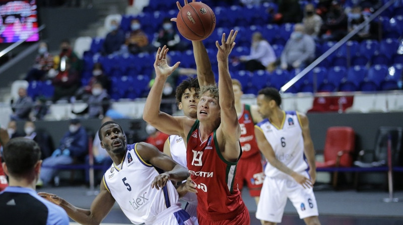 Mindaugs Kuzminsks (Nr. 19) cīņā par bumbu. Foto: eurocupbasketball.com