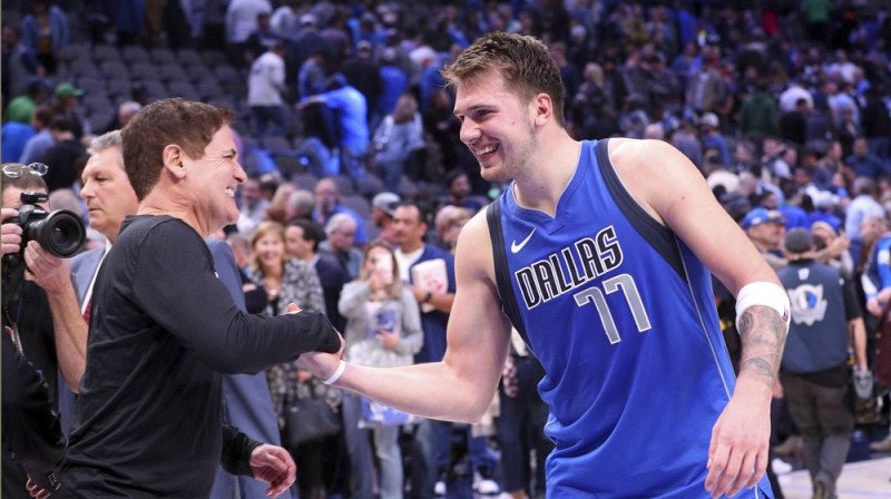 Marks Kjūbans un Luka Dončičs 2019. gada 18. novembrī. Foto: AP/Scanpix