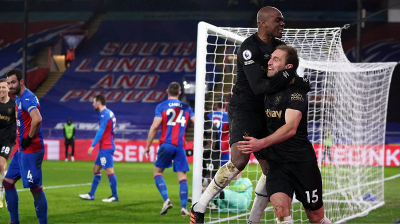 Ogbonna un Dousons svin "West Ham" trešos vārtus. Foto: PA Wire/PA Images