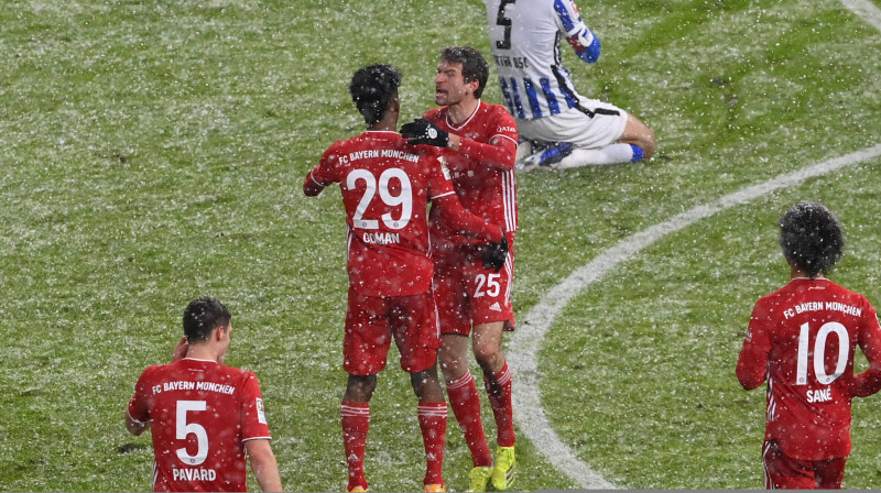 "Bayern" spēlētāji pēc spēles vienīgā vārtu guvuma. Foto: imago images/Matthias Koch