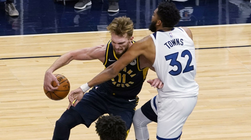 Domants Sabonis un Kārls Entonijs Taunss. Foto: AP/Scanpix