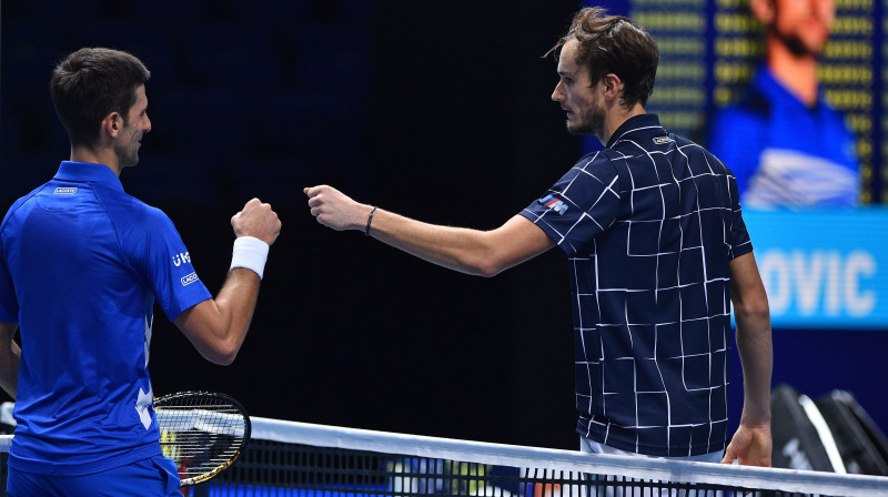 Novaks Džokovičs un Daniils Medvedevs 18. novembrī "ATP Finals" turnīrā Londonā. Foto: AFP/Scanpix