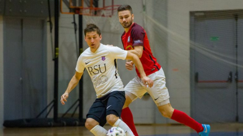 Aleksandrs Radčenko pret Germanu Matjušenko. Foto: www.futsal.lv/FC Petrow