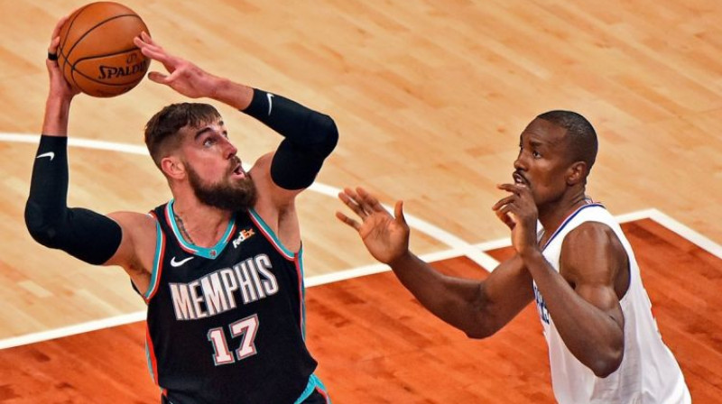 Jons Valančūns un Seržs Ibaka. Foto:AFP/Scanpix