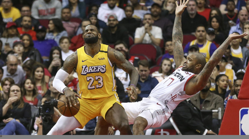 Lebrons Džeimss un Pīdžejs Takers. Foto: RS/Scanpix