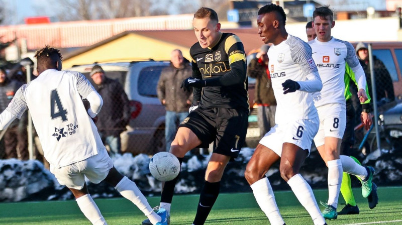 Raimonds Krollis (Nr. 7) spēlē pret "Daugavpili". Foto: Jānis Līgats/Valmiera FC