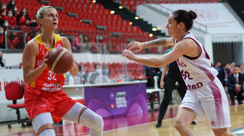 Kitija Laksa cīņā ar Niku Bariču. Foto: Kayseri Basket