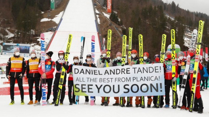 Pārējo tramplīnlēcēju pozitīvais sveiciens ir palīdzējis Tandem. Foto: AP.