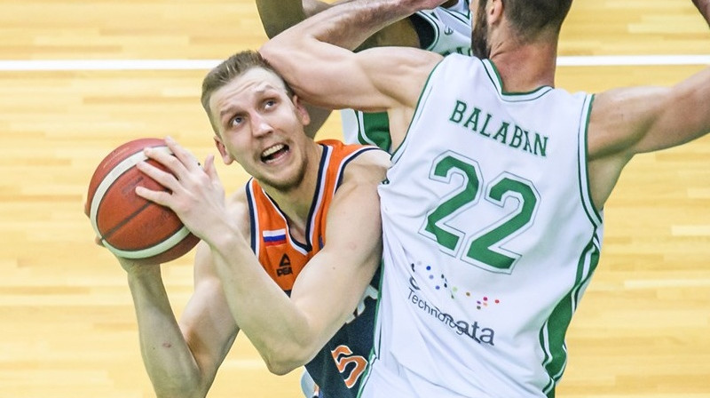 Mareks Mejeris ar bumbu. Foto: FIBA