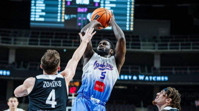 Kristers Zoriks pret Entoniju Klemmonsu. Foto: FIBA