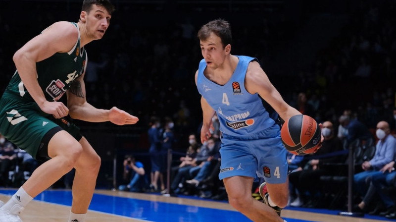 Sanktpēterburgas "Zenit" basketbolists Kevins Pangoss ar bumbu. Foto: euroleague.net