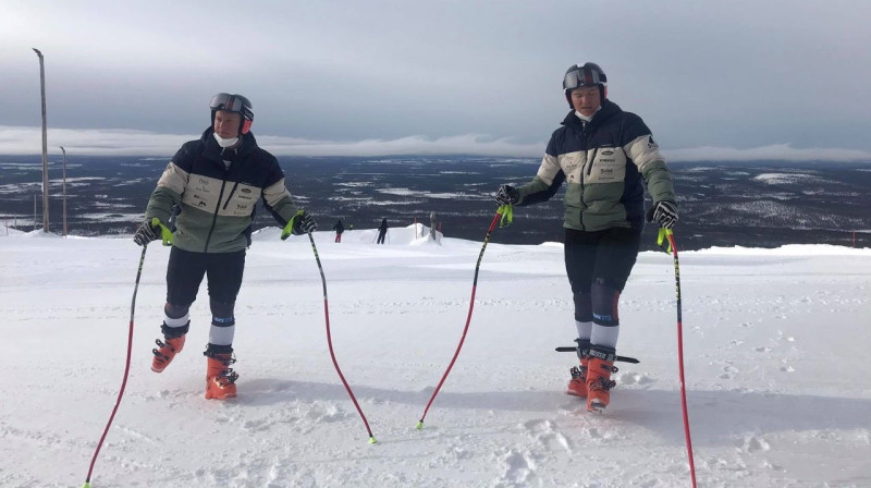 Brāļi Opmaņi (Elvis kreisajā pusē, Lauris labajā) iesildās pirms nobrauciena sacensībām. Foto no sportistu privātā arhīva.