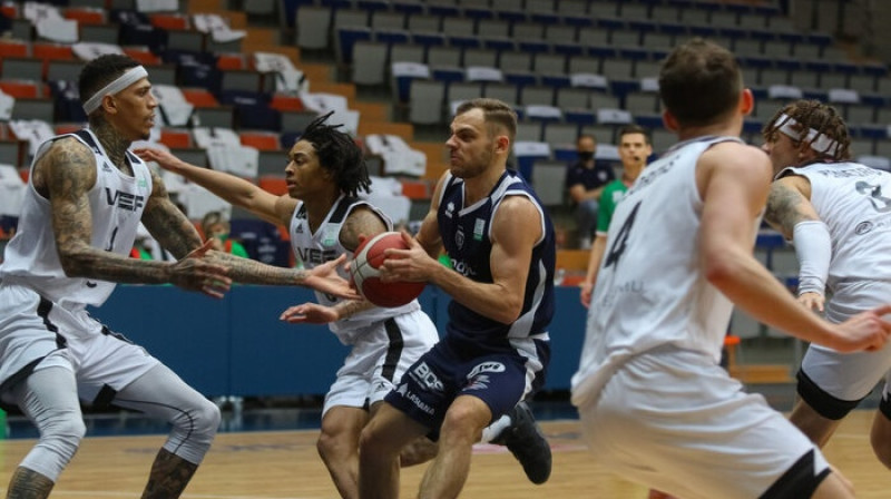 Renārs Birkāns pret VEF basketbolistiem. Foto: liepajniekiem.lv