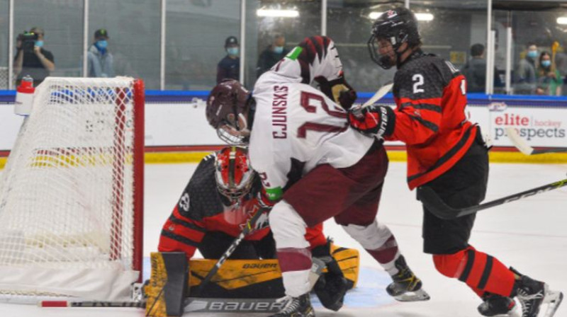 Roberts Cjunskis pie kanādiešu vārtiem. Foto: IIHF.com