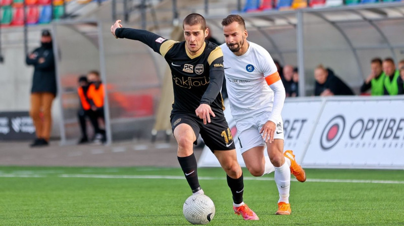 Luka Silagadze un Tomašs Šimkovičs. Foto: Jānis Līgats/Valmiera FC