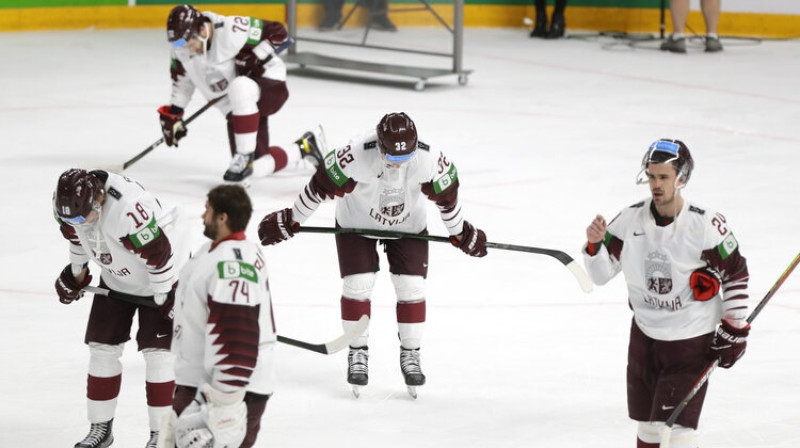 Latvijas hokejisti pēc zaudējuma Vācijai. Foto: AP/Scanpix