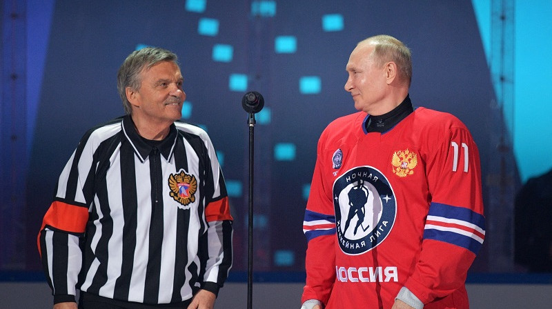 Renē Fāzels un Vladimirs Putins 2021. gada 10. maijā Nakts hokeja līgas spēlē Sočos. Foto: AFP/Scanpix