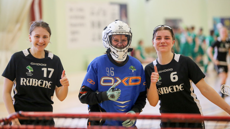 Kocēnu "Rubenes" spēlētājas Lāsma Ēvele (#17), Sintija Bāliņa (#96) un Samanta Bērziņa (#6). Foto: Ritvars Raits, floorball.lv