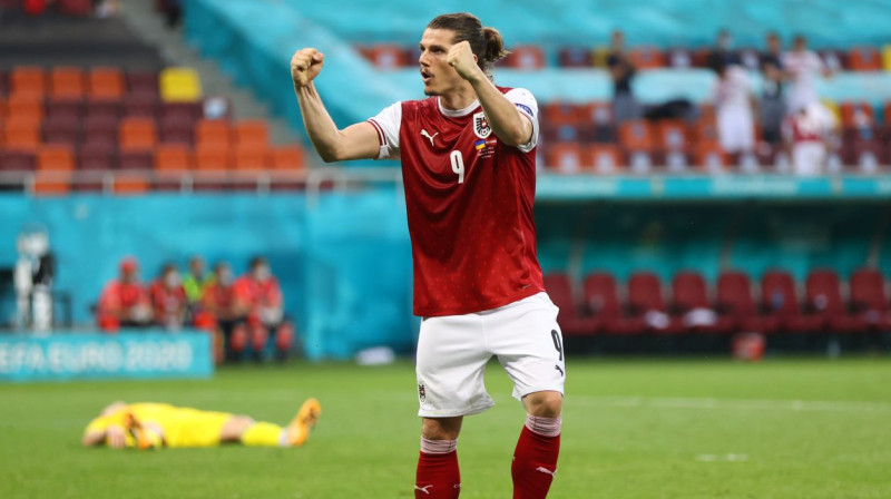 Austrijas izlases futbolists Marsels Zabicers svin komandas uzvaru. Foto: Marko Djurica/Reuters/Scanpix
