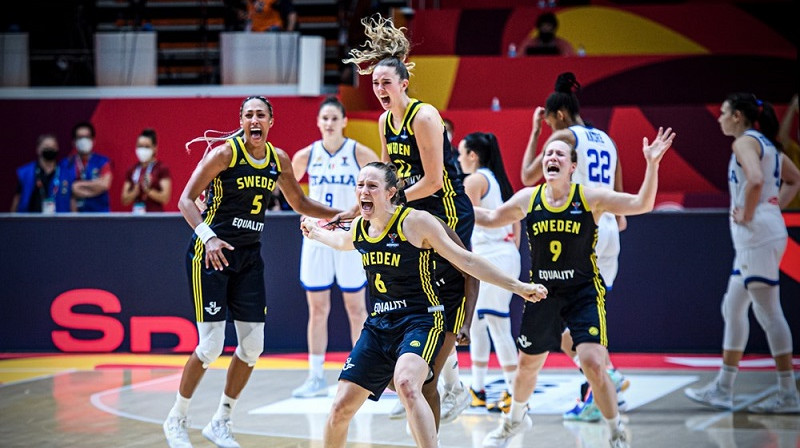 Zviedrietes līksmo. Foto: FIBA