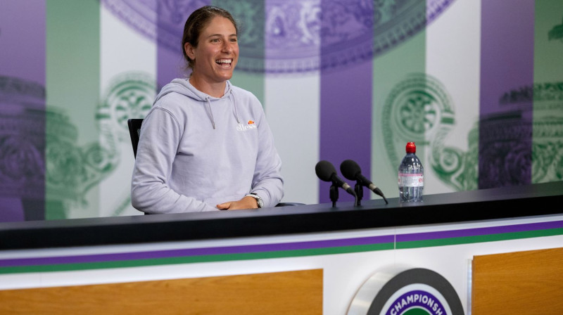 Smaidīgā Johanna Konta pirms divām dienām preses konferencē, vēl nezinot to, ka viņai Vimbldona ies secen. Foto: Reuters/Scanpix