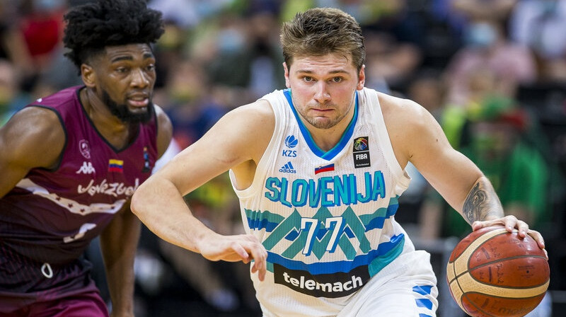 Luka Dončičs ar bumbu. Foto: 15min.lt